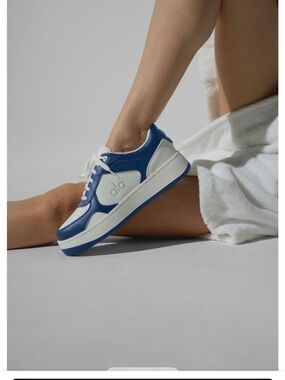 ALO Yoga White and Blue Retro Low-Top Sneakers New without tags